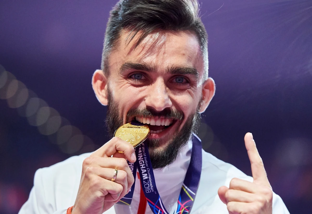 Jeszcze dwa tygodnie temu Adam Kszczot nie był pewien, czy wystąpi w halowych mistrzostwach świata w Birmingham. Namówiła go na to jego żona Renata. "To była bardzo rozsądna rada" - przyznał Kszczot. Wczoraj zdobył złoty medal w biegu na 800 metrów.
