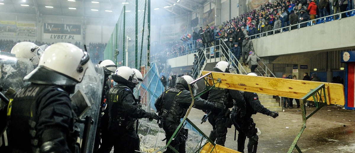 Siedem osób zatrzymano podczas wczorajszych burd na stadionie Piasta w Gliwicach. Zatrzymani mają od 28 do 35 lat. Policjanci analizują monitoring i ustalają nazwiska kolejnych uczestników zajścia.