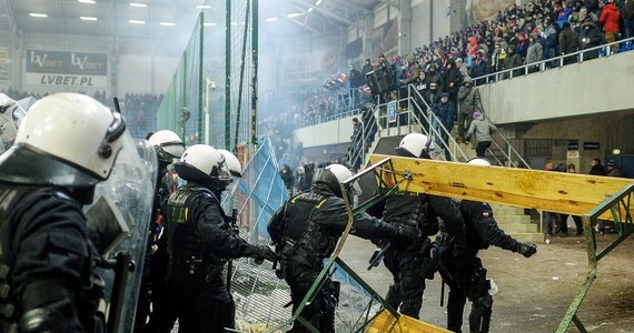 Siedem osób zatrzymano podczas wczorajszych burd na stadionie Piasta w Gliwicach. Zatrzymani mają od 28 do 35 lat. Policjanci analizują monitoring i ustalają nazwiska kolejnych uczestników zajścia.