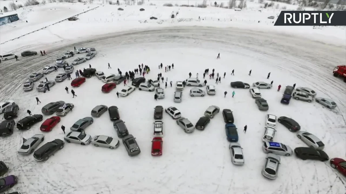 Ponad sto samochodów było potrzebnych, aby stworzyć wyjątkowe życzenia na międzynarodowy dzień kobiet, obchodzony 8 marca. W sobotę 3 marca, w rosyjskim Irkucku kierowcy utworzyli napis "Wszystkiego najlepszego z okazji dnia kobiet, mamo!", ozdobiony kwiatowym symbolem.