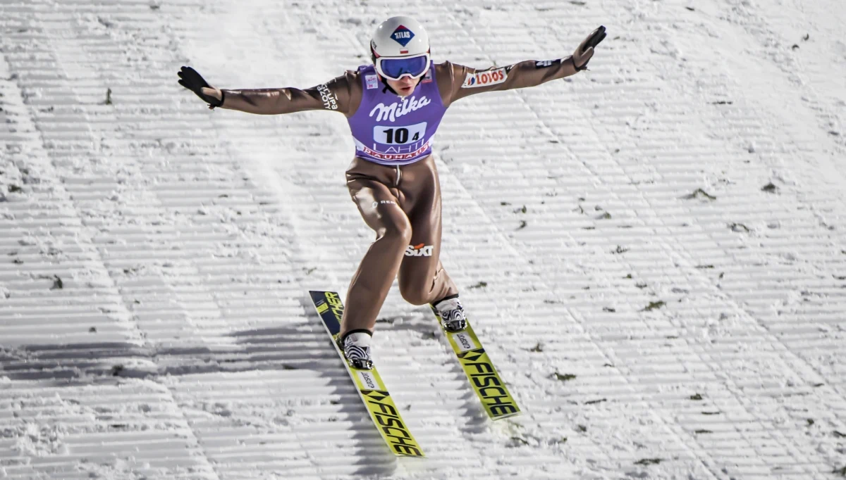 Kamil Stoch wygrał zdecydowanie konkurs Pucharu Świata w skokach narciarskich w fińskim Lahti i umocnił się na pozycji lidera cyklu. Czwarte miejsce zajął Dawid Kubacki. Drugi był Niemiec Markus Eisenbichler, a trzeci Austriak Stefan Kraft.
