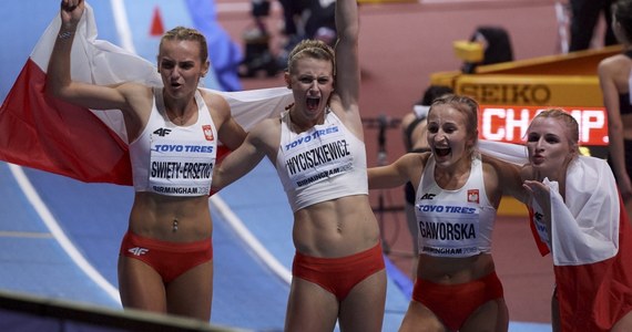 ​Sztafeta kobiet 4x400 m z rekordem Polski 3,26,09 zdobyła w Birmingham srebrny medal halowych lekkoatletycznych mistrzostw świata po dyskwalifikacji zespołu Jamajki, który na mecie był drugi. Zwyciężyły Amerykanki -3.23,85, a trzecie miejsce zajęły Brytyjski - 3.29,38.