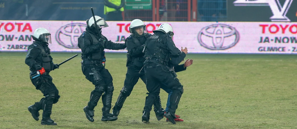 ​Po zamieszkach na meczu Piasta z Górnikiem Zabrze Komisja Ligi Ekstraklasy SA nałożyła na gliwicki klub środek zapobiegawczy - zakaz wejścia na najbliższy mecz domowy dla wszystkich osób, które w czasie sobotniego sobotnia znajdowały w czterech sektorach na trybunie za bramką.