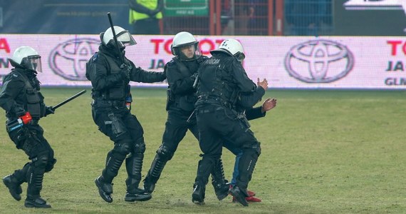 ​Po zamieszkach na meczu Piasta z Górnikiem Zabrze Komisja Ligi Ekstraklasy SA nałożyła na gliwicki klub środek zapobiegawczy - zakaz wejścia na najbliższy mecz domowy dla wszystkich osób, które w czasie sobotniego sobotnia znajdowały w czterech sektorach na trybunie za bramką.