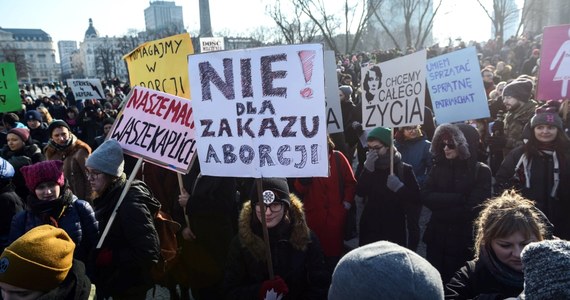 "Solidarność naszą siłą", "Wolność równość, aborcja na żądanie" - to niektóre z haseł towarzyszących XIX Warszawskiej Manifie, która w niedzielę przeszła ulicami miasta. Głównym hasłem tegorocznej manifestacji było "Aborcja nie policja. Pomoc wzajemna, nie przemoc systemowa".