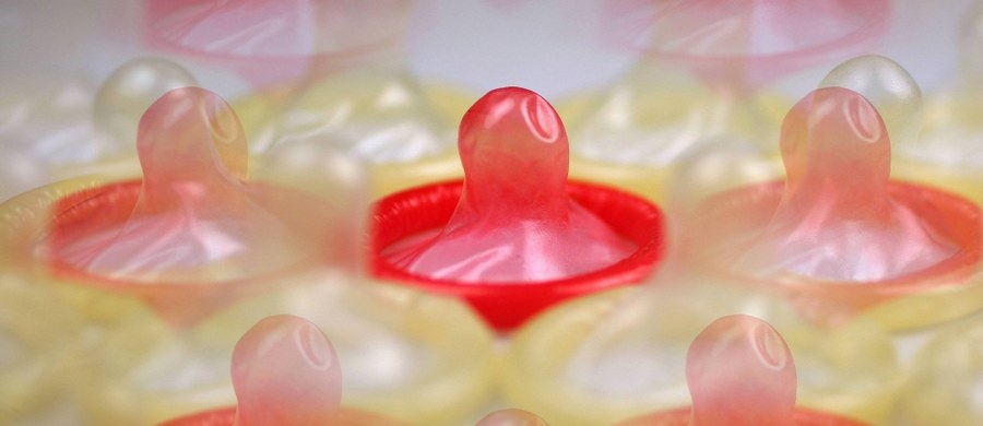 ​Prezerwatywy robione przez chińskie koncerny są za małe dla mężczyzn w Zimbabwe - narzeka minister zdrowia tego afrykańskiego kraju. Jedna z firm z Państwa Środka ogłosiła, że "zastanowi się" nad robieniem zabezpieczenia w różnych rozmiarach.