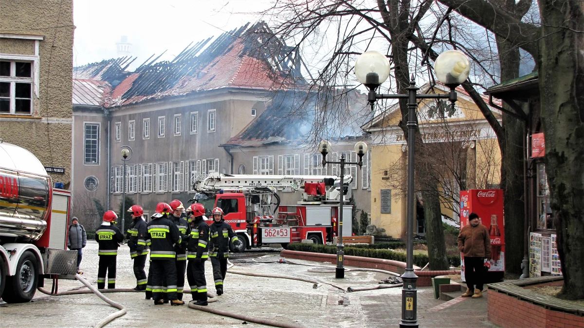 Potężny pożar w Szczawnie-Zdroju na Dolnym Śląsku. W nocy spłonął zabytkowy Zakład Przyrodoleczniczy. Trwa dogaszanie pogorzeliska. Nikt nie został ranny. Na miejscu pracuje ponad stu strażaków. Uzdrowisko straciło możliwość leczenia swoich kuracjuszy.
