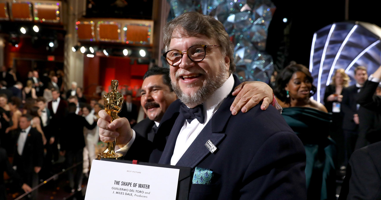 Oscar dla "Kształtu wody" nie był zaskoczeniem. To film kompletny, który jest ekwiwalentem bardzo określonego stylu reżyserskiego Guillermo del Toro - powiedział PAP krytyk filmowy Łukasz Maciejewski.