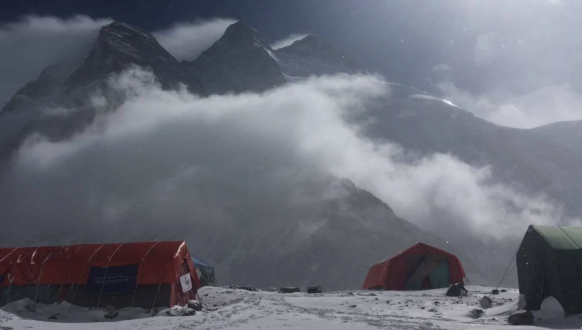Najpierw kilkudniowe oczekiwanie w bazie na tragarzy, potem trekking w dół - 5 do 7 dni – a następnie jeepami do Skardu, a potem samolotem do Islamabadu i podróż do Polski - tak wyglądają plany polskich himalaistów, którzy po odwrocie spod K2 szykują się do powrotu do kraju. Przedstawiciele wyprawy poinformowali dziś o "zakończeniu akcji górskiej na K2". Taki komunikat przekazali na Facebooku. "W oparciu o głęboką analizę sytuacji w porozumieniu z zespołem zdecydowałem dziś o zakończeniu akcji górskiej na K2" – czytamy. "To była kluczowa historia, ten rekonesans, bo wyprawa chciała sprawdzić, jak u góry wygląda droga po tym parudniowym opadzie śniegu i załamaniu pogody. Sytuacja zastana wygląda kiepsko. Liny są zasypane, jest bardzo dużo śniegu na drodze do C1 i C2. I jest też niebezpieczeństwo lawin" – powiedział w rozmowie z RMF FM Janusz Majer szef Programu Polski Himalaizm Zimowy. 