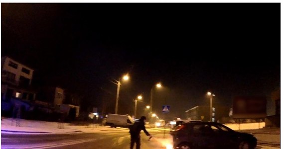 Policjanci z Białegostoku po raz pierwszy udostępnili nagranie z kamery umieszczonej na mundurze jednego z funkcjonariuszy. To zapis piątkowej interwencji na osiedlu Wygoda. To film, na którym widać, jak jeden z policjantów gasi pożar samochodu. 