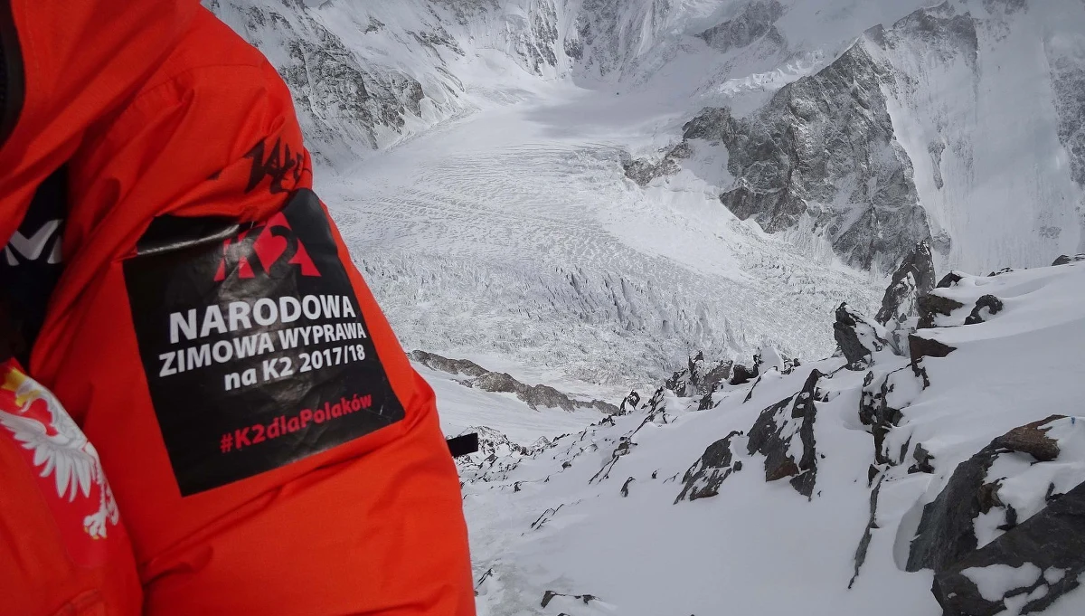"Ta wyprawa dużo dała w tym znaczeniu, że kolejne pokolenie zmierzyło się z K2 zimą. Nabrało doświadczeń. Góra stoi i czeka na następne wyprawy" – tak krótko podsumowuje ekspedycję na ostatni niezdobyty zimą 8-tysięcznik Janusz Majer, szef programu Polski Himalaizm Zimowy. Przedstawiciele wyprawy poinformowali o "zakończeniu akcji górskiej". K2 było wcześniej atakowane zimą trzykrotnie. Na przełomie 1987 i 1988 roku próbę podjęła międzynarodowa grupa pod kierunkiem Andrzeja Zawady, w 2003 roku ekipą dowodził Krzysztof Wielicki, a w 2012 roku wspinali się Rosjanie. Żadna z tych ekspedycji nie przekroczyła jednak wysokości 7650 m.