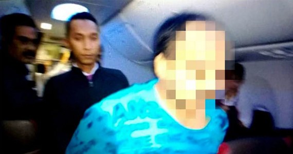 Pewien pasażer samolotu linii lotniczych Malindo Air został wyprowadzony z maszyny przez policję po tym, jak ściągnął z siebie ubranie i nago oglądał filmy pornograficzne. Ponadto próbował potem  przytulać się do stewardesy.   