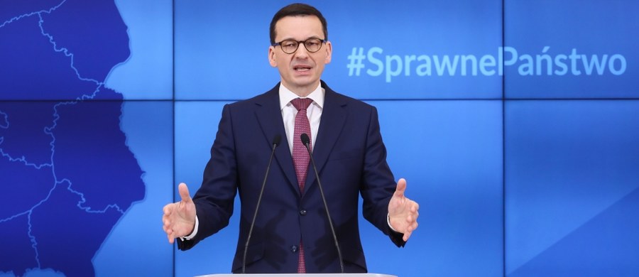 Mamy dzisiaj łącznie 126 osób na stanowiskach ministrów, wiceministrów - sekretarzy i podsekretarzy stanu; w ciągu najbliższych 2-3 miesięcy chcemy tę liczbę zredukować o 20-25 proc. - poinformował premier Mateusz Morawiecki. Szef rządu pokreślił na konferencji prasowej, że po ponad dwóch miesiącach przeglądu pracy m.in. resortów, ministrów i wiceministrów, chciałby dokonać kilku zmian w pracy rządu.