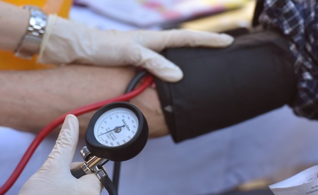 Spożywasz więcej soli, masz wyższe ciśnienie. I fakt, że poza tym jesz zdrowo, niewiele pomoże - przekonuje na łamach czasopisma "Hypertension" międzynarodowy zespół naukowców. Badacze m.in. z  Imperial College London i Northwestern University przeanalizowali dietę ponad 4500 osób i przekonali się, że rosnących problemów z nadciśnieniem nie da się ograniczyć bez ścisłego monitorowania ilości soli, nie tylko przez samych konsumentów, ale i producentów żywności.