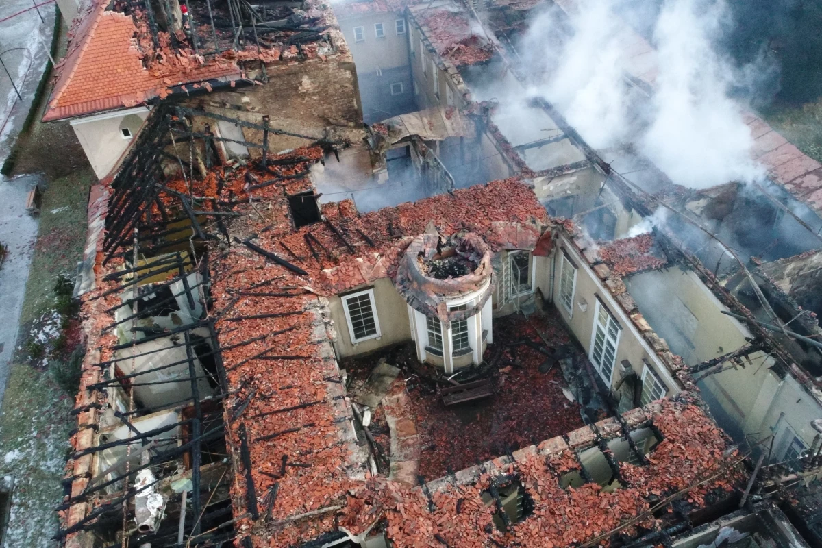 ​"Niewyobrażalna tragedia. Spłonęło serce naszego uzdrowiska" - tak o nocnym pożarze zabytkowego Zakładu Przyrodoleczniczego w dolnośląskim Szczawnie-Zdroju mówią mieszkańcy miasteczka. Władze spółki "Uzdrowisko Szczawno-Jedlina" zapewniają, że kuracjusze nie zostaną odesłani do domów. Zabiegi mają być kontynuowane w innych obiektach. 
