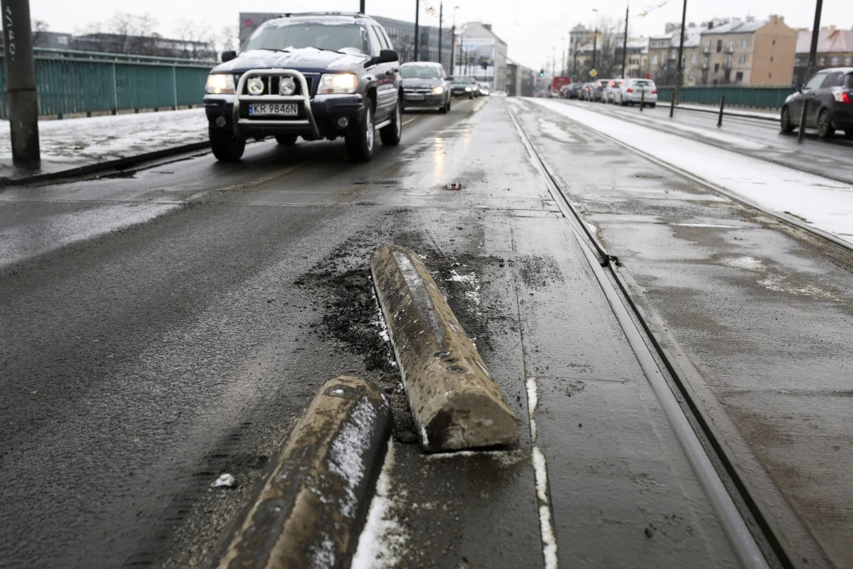 ​Krakowska Prokuratura Okręgowa nie będzie się zajmować sprawą kolizji prezydenckiej limuzyny, która 27 lutego najechała na betonowy separator na moście w Krakowie - poinformował rzecznik prokuratury prok. Janusz Hnatko. Zebrane materiały po sprawdzeniu zwróciła policji.
