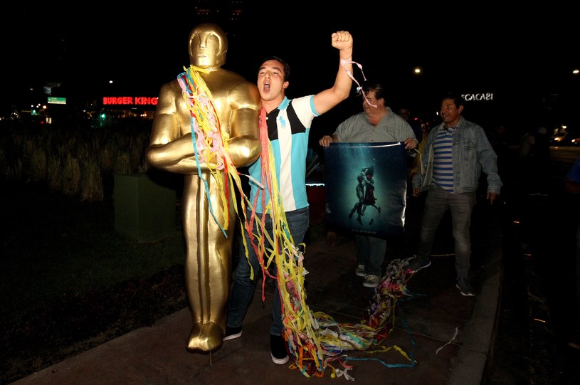 Fani i przyjaciele z dzieciństwa meksykańskiego reżysera Guillermo del Toro świętowali triumf reżysera w towarzystwie mariachi. W jego rodzinnym mieście Guadalajara przeszli w pochodzie z gigantyczną repliką statuetki.
