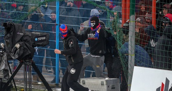 Komisja Ligi piłkarskiej Ekstraklasy SA na poniedziałkowym nadzwyczajnym posiedzeniu przyznała walkowera Górnikowi za przerwany w sobotę mecz z Piastem w Gliwicach w 26. kolejce rozgrywek. Jednocześnie klubowi z Zabrza odjęto trzy punkty za prowokacyjne zachowanie kibiców.
"Mecz został zweryfikowany jako walkower na korzyść gości, ale jednocześnie trzy punkty zostały odjęte Górnikowi" - napisano w komunikacie Komisji Ligi.