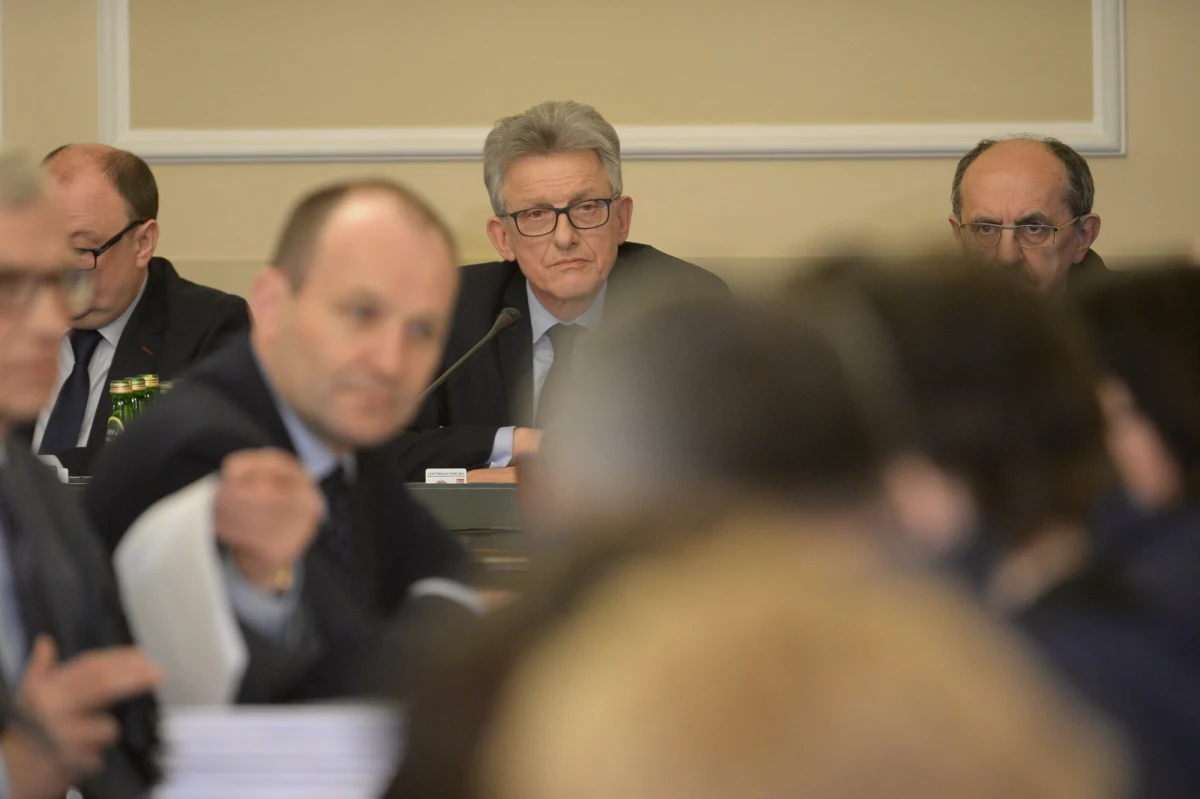 Sejmowa komisja sprawiedliwości i praw człowieka ustaliła w poniedziałek listę 15 sędziów - kandydatów do Krajowej Rady Sądownictwa. Składa się ona z dziewięciu kandydatów wskazanych przez PiS i sześciu przez Kukiz'15. Za ustaleniem takiej listy głosowało 18 posłów, przeciw było 10, nikt się nie wstrzymał. Ze wstępnego harmonogramu kontynuacji przerwanego w zeszłym tygodniu posiedzenia Sejmu wynika, że wyborem sędziów - członków KRS - Izba ma zająć się we wtorek.