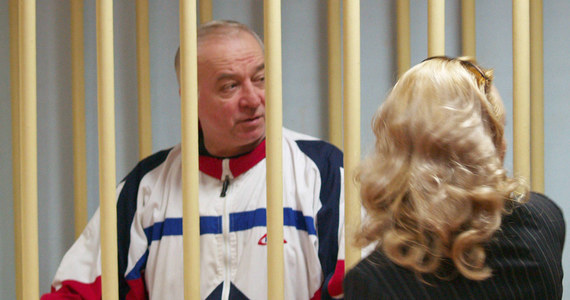 ​Rosjanin, który w swoim kraju został skazany za szpiegowanie dla Wielkiej Brytanii, trafił do szpitala w ciężkim stanie po kontakcie z nieznaną substancją - informuje BBC. 66-latek w 2010 roku dostał azyl na Wyspach, po tym jak został wypuszczony z rosyjskiego więzienia.