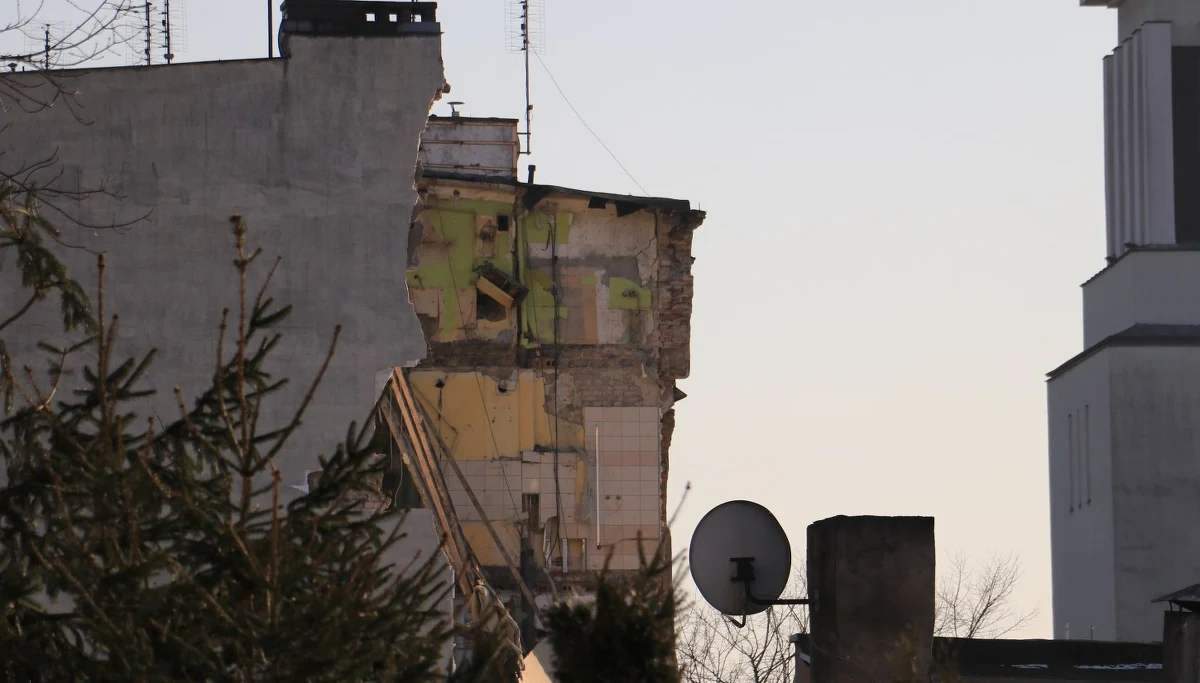 Do zawalenia się kamienicy w Poznaniu doszło prawdopodobnie po tym, jak mężczyzna, który zamordował jedną z jej mieszkanek, próbował popełnić samobójstwo i odkręcił kurki z gazem - takie są ostatnie ustalenia śledczych, według nieoficjalnych informacji Polskiej Agencji Prasowej. 