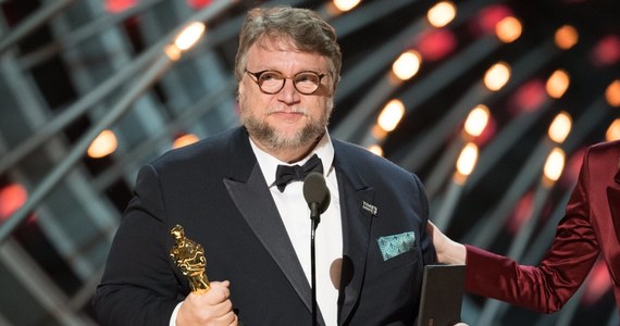 "Kształt wody" Guillermo del Toro, na który postawili wczoraj członkowie Akademii, musi mierzyć się z kolejnymi oskarżeniami o plagiat. Sprawa związana z rzekomym skopiowaniem sztuki z 1969 roku prawdopodobnie rozstrzygnie się w sądzie. Teraz w sieci pojawiają się kolejne oskarżenia - tym razem dotyczą podobieństw do filmu "Splash" z 1984 roku. 
