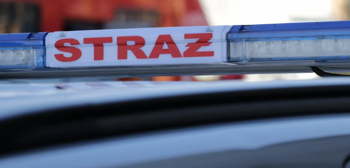 68-latek zmarł po pożarze mieszkania, do którego doszło minionej nocy w Kętach - podała w poniedziałek rzecznik powiatowej policji w Oświęcimiu asp. szt. Małgorzata Jurecka. Mężczyzna zdołał opuścić lokal o własnych siłach, ale przed budynkiem zasłabł i zmarł.