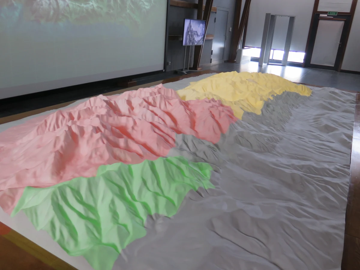 Kilkanaście milionów złotych kosztowała modernizacja Centrum Edukacji Przyrodniczej Tatrzańskiego Parku Narodowego w Zakopanem. To najnowocześniejszy tego typu obiekt w regionie i jeden z najnowocześniejszych w całej Polsce. W środku kino 4D, największa makieta Tatr, "prawdziwa" jaskinia tatrzańska, sala odkryć i wiele atrakcji, które maja nie tylko przybliżyć wiedzę o Tatrach, ale także nauczyć jak się w nich zachowywać. 