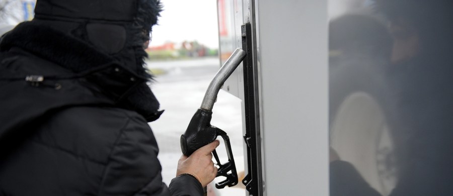 Rząd chce wyższego opodatkowania paliw sprzedawanych na stacjach benzynowych w Polsce i zapewnia, że kierowcy tego nie odczują. Ministerstwo Energii przygotowało projekt ustawy o wprowadzeniu opłaty emisyjnej - 8 groszy netto za litr paliwa. Pieniądze mają iść na produkcję ekologicznych samochodów.