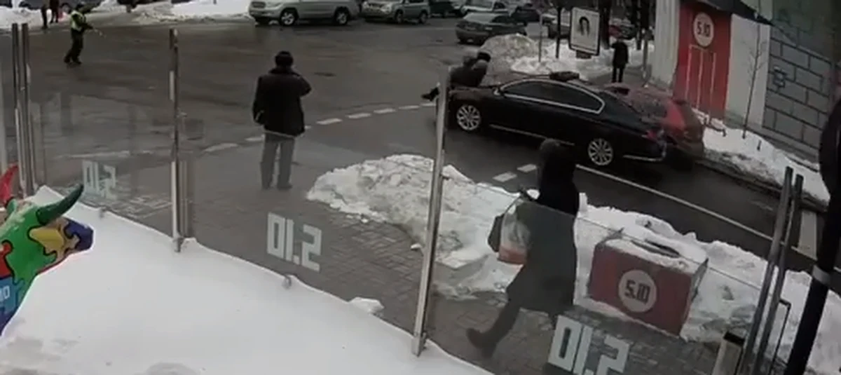 Samochód otwierający kolumnę prezydenta Ukrainy Petra Poroszenki potrącił na pasach starszego mężczyznę. Jak informują ukraińskie media - poszkodowany pieszy karetką pogotowia został przewieziony do szpitala. 