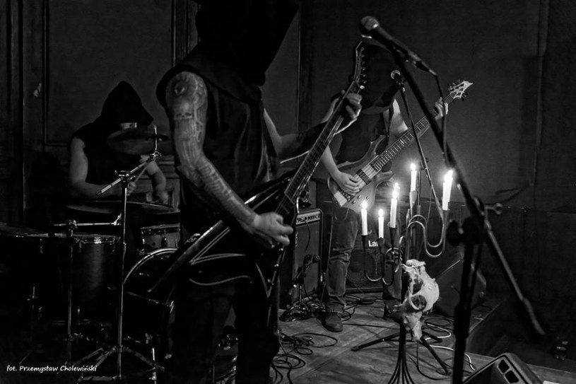 Blackmetalowe trio Above Aurora z Poznania wyda na początku kwietnia nowy materiał.