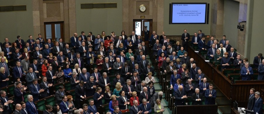 "Sejm RP wyraża szacunek dla wszystkich walczących wówczas o wolność i demokrację, potępia komunistycznych organizatorów antysemickich prześladowań oraz dziękuje za solidarność z prześladowanymi" - głosi treść przyjętej przez Sejm uchwały, która uczciła pamięć o wydarzeniach Marca '68. Za przyjęciem uchwały głosowało 424 posłów, przeciw 3, wstrzymało się 2 posłów.