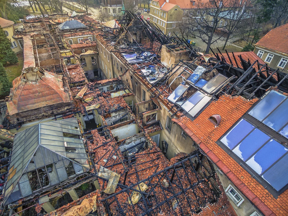 Zakończyły się oględziny pogorzeliska Zakładu Przyrodoleczniczego w dolnośląskim Szczawnie-Zdroju. Ogień strawił 70 procent dachu. Zniszczone są także wnętrza budynku. "Spłonęło serce naszego uzdrowiska" - tak o pożarze mówią mieszkańcy. Ogień pojawił się w zabytkowym budynku po godzinie 1:00 w nocy z niedzieli na poniedziałek. Ogrom zniszczeń widać na zdjęciach i filmie z drona. 