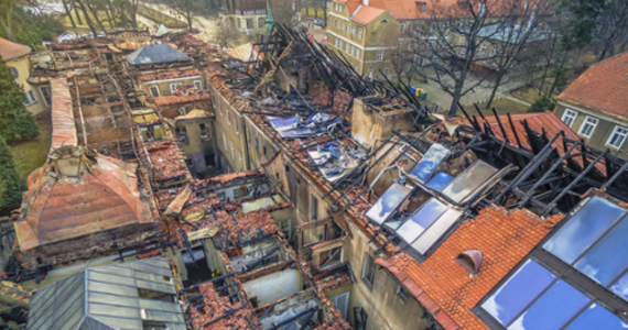 Zakończyły się oględziny pogorzeliska Zakładu Przyrodoleczniczego w dolnośląskim Szczawnie-Zdroju. Ogień strawił 70 procent dachu. Zniszczone są także wnętrza budynku. "Spłonęło serce naszego uzdrowiska" - tak o pożarze mówią mieszkańcy. Ogień pojawił się w zabytkowym budynku po godzinie 1:00 w nocy z niedzieli na poniedziałek. Ogrom zniszczeń widać na zdjęciach i filmie z drona. 