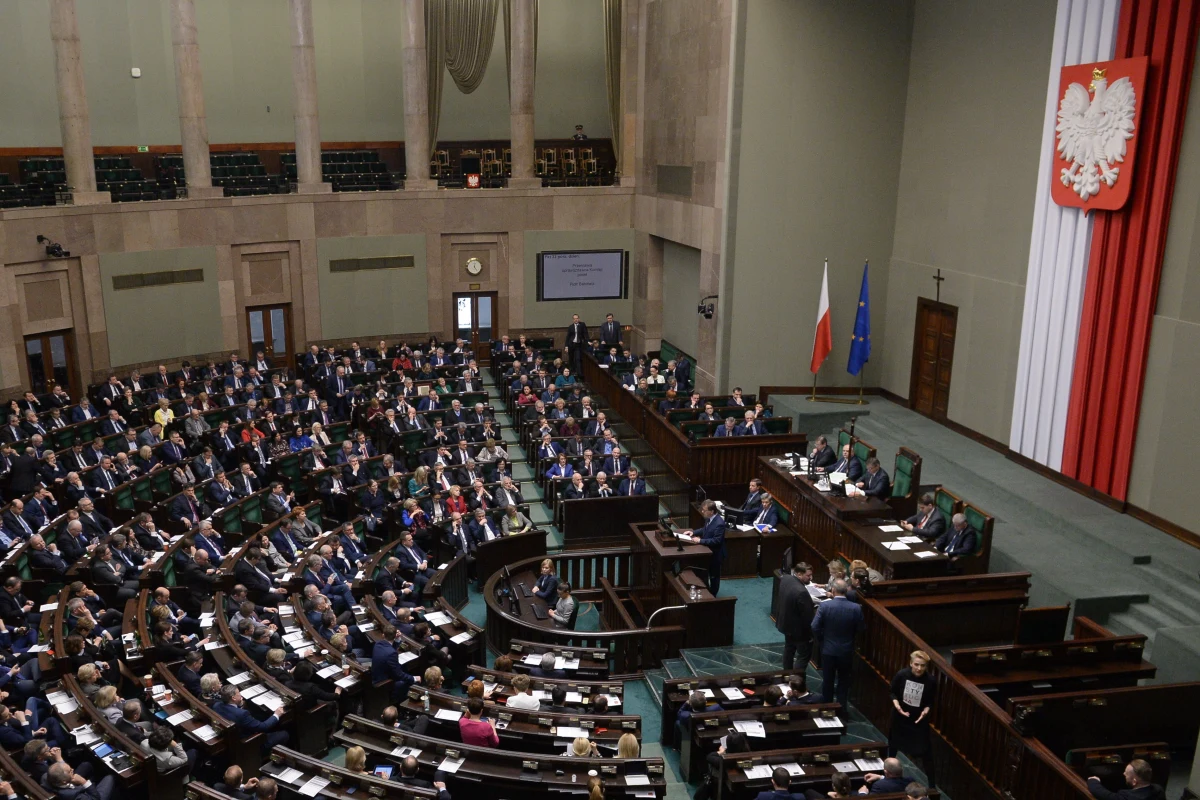 ​Parlament zakończył pracę nad tzw. Konstytucją Biznesu - Sejm przyjął dziś poprawki Senatu do tworzącego ją pakietu pięciu ustaw. Kluczowe założenia Konstytucji Biznesu to: co nie jest prawem zabronione, jest dozwolone. Pakiet pięciu ustaw dotyczy przede wszystkim działalności nierejestrowej, ulgi na start dla początkujących przedsiębiorców, powołania Rzecznika MŚP oraz szczególnych regulacji dla inwestorów zagranicznych.