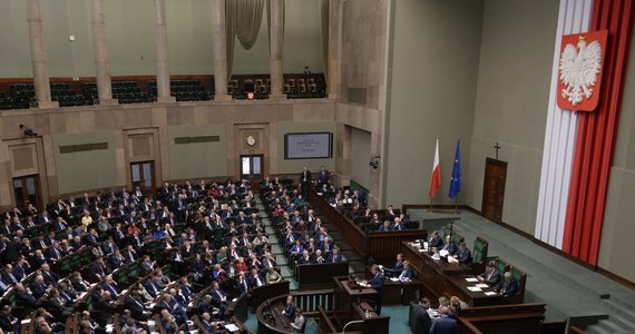 ​Parlament zakończył pracę nad tzw. Konstytucją Biznesu - Sejm przyjął dziś poprawki Senatu do tworzącego ją pakietu pięciu ustaw. Kluczowe założenia Konstytucji Biznesu to: co nie jest prawem zabronione, jest dozwolone. Pakiet pięciu ustaw dotyczy przede wszystkim działalności nierejestrowej, ulgi na start dla początkujących przedsiębiorców, powołania Rzecznika MŚP oraz szczególnych regulacji dla inwestorów zagranicznych.
