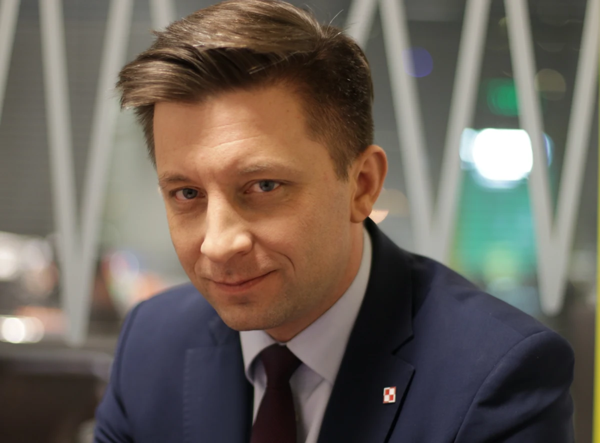 Głównym tematem wczorajszego spotkania premiera i prezydenta były sprawy dotyczące Trójmorza, to było robocze spotkanie - mówi w Porannej rozmowie w RMF FM szef kancelarii premiera Michał Dworczyk. "Wczoraj mieliśmy doskonały przykład tego, jak fake newsy kształtują naszą rzeczywistość. Dziennikarze Onetu opublikowali informację, która została zdementowana zarówno przez polskie władze, jak i wieczorem przez rzecznik Departamentu Stanu. Natomiast głównym leitmotivem była nieprawdziwa informacja nt. rzekomych sankcji, które USA miały nałożyć na Polskę" - tak gość Roberta Mazurka odpowiada na pytanie, czy premier i prezydent rozmawiali nt. stosunków polsko-amerykańskich. "Nie było żadnej decyzji o jakiś sankcjach, które miałyby być nałożone na Polskę" - zapewnia Dworczyk. Przyznaje, że nadal nie ma ministra cyfryzacji. Trwają na ten temat konsultacje polityczne, zakładam że niebawem poznamy jego nazwisko - mówi Dworczyk. Przyznaje, że nie wie, kiedy dokładnie to się stanie. "To jest decyzja polityczna, mamy do czynienia ze stanem przejściowym" - podkreśla gość Roberta Mazurka. 