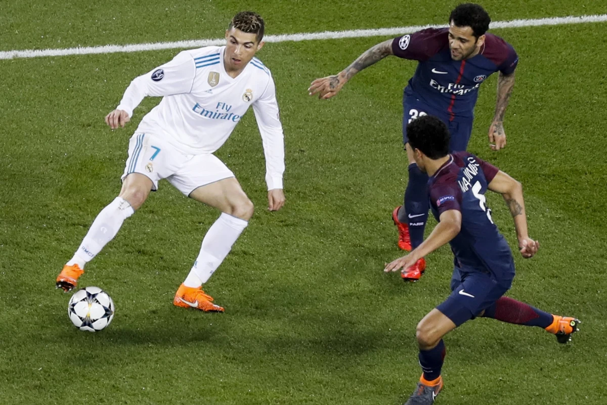 Piłkarze Realu Madryt i Liverpoolu jako pierwsi awansowali do ćwierćfinału Ligi Mistrzów. "Królewscy" znów pokonali Paris Saint-Germain, tym razem na wyjeździe 2:1. Angielski zespół zremisował u siebie z FC Porto 0:0, ale miał pięć goli zaliczki z pierwszego meczu.