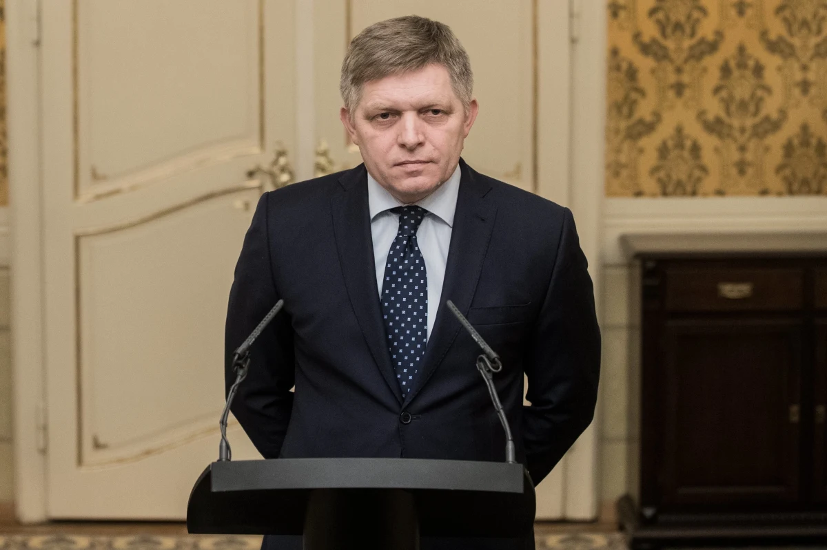 ​Słowacki premier Robert Fico zaatakował we wtorek prezydenta Andreja Kiskę, zarzucając mu, że "zajmuje się rozgrywkami o władzę, prowadzi opozycyjną politykę, destabilizuje kraj i nie broni dobrego imienia kraju za granicą“. Wypowiedź Fico jest kolejną reakcją na wystosowane w niedzielę przez prezydenta wezwanie do rekonstrukcji rządu lub rozpisania przedterminowych wyborów parlamentarnych. Zdaniem prezydenta tylko w ten sposób można wyprowadzić kraj z kryzysu, w którym znalazł się po zabójstwie dziennikarza śledczego Jana Kuciaka i jego narzeczonej - oceniły słowackie media.