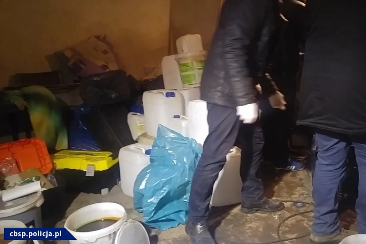 Fabrykę amfetaminy, złożona z ośmiu linii produkcyjnych, zlikwidowali w okolicach Radomia policjanci CBŚP. Zatrzymali dwie osoby. 