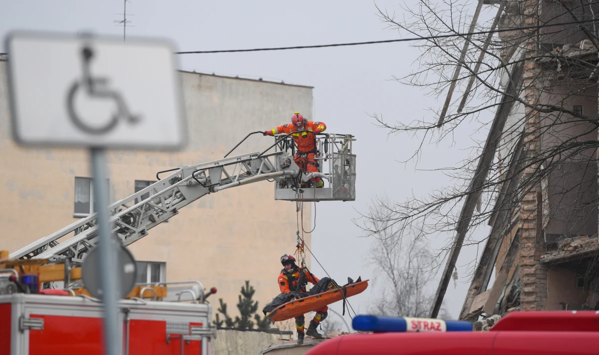 Policja powróciła na miejsce niedzielnej katastrofy kamienicy w Poznaniu. W eksplozji, która miała być celowym działaniem jednego z mieszkańców budynku, zginęło pięć osób i ponad dwadzieścia zostało rannych. Razem ze śledczymi na gruzowisko i do ocalałej części budynku weszli również biegli z zakresu budownictwa.