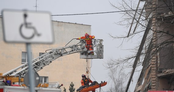 Policja powróciła na miejsce niedzielnej katastrofy kamienicy w Poznaniu. W eksplozji, która miała być celowym działaniem jednego z mieszkańców budynku, zginęło pięć osób i ponad dwadzieścia zostało rannych. Razem ze śledczymi na gruzowisko i do ocalałej części budynku weszli również biegli z zakresu budownictwa.