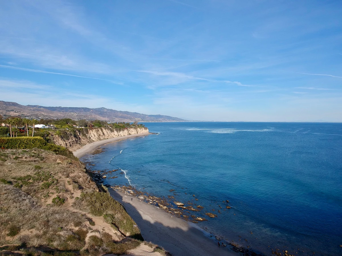 Malibu. Słynne miasto w Kalifornii w Stanach Zjednoczonych położone na wybrzeżu Pacyfiku niedaleko Los Angeles. Znane z pięknych plaż i niewiarygodnych widoków. Upodobało je sobie wiele gwiazd, które mają w Malibu swoje wille, warte miliony dolarów. 
Nasz amerykański korespondent Paweł Żuchowski - przy okazji pobytu na ceremonii wręczenia Oscarów w Hollywood - odwiedził Malibu i zrobił dla Was kilka ujęć z drona. Popatrzcie na Malibu z tej perspektywy. 