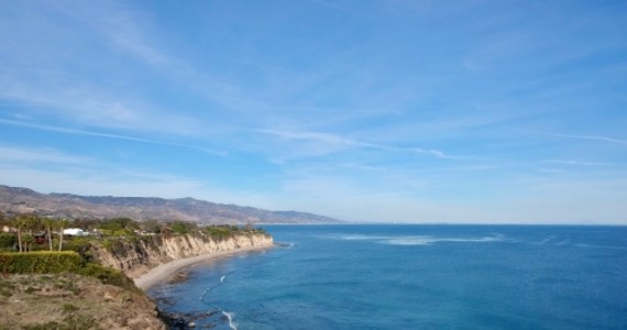 Malibu. Słynne miasto w Kalifornii w Stanach Zjednoczonych położone na wybrzeżu Pacyfiku niedaleko Los Angeles. Znane z pięknych plaż i niewiarygodnych widoków. Upodobało je sobie wiele gwiazd, które mają w Malibu swoje wille, warte miliony dolarów. 
Nasz amerykański korespondent Paweł Żuchowski - przy okazji pobytu na ceremonii wręczenia Oscarów w Hollywood - odwiedził Malibu i zrobił dla Was kilka ujęć z drona. Popatrzcie na Malibu z tej perspektywy. 