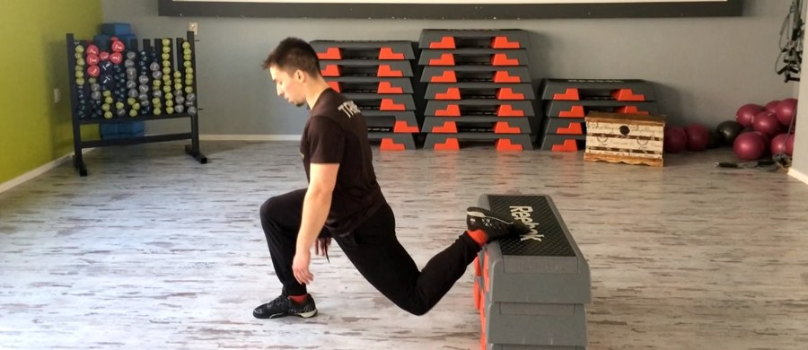 Najlepszym sposobem na zdrowe i piękne nogi są regularne ćwiczenia fizyczne. Jakie najlepiej działają na zdrowie nóg - pokazuje Radosław Golian z Energy Fitness Clubu Łódź.