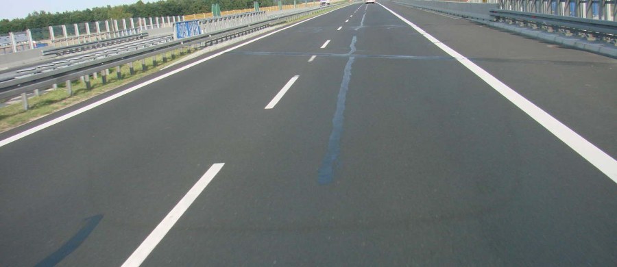 Niecodzienny incydent na dolnośląskim odcinku A4. Wczoraj jeden z pasażerów rejsowego autobusu do Berlina podszedł do kierowcy, pochwalił jego jazdę i oświadczył, że chce wysiąść. Kierowca odpowiedział, że kolejny przystanek jest dopiero w Niemczech. Wówczas mężczyzna sam otworzył drzwi i wyskoczył na autostradę. Informację dostaliśmy na Gorącą Linię RMF FM. 