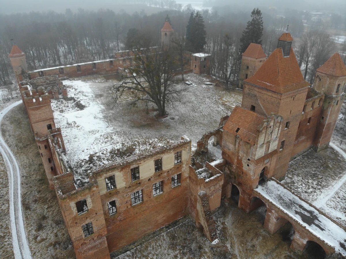 1 mln 830 tysięcy złotych - taka oferta zwyciężyła w licytacji komorniczej gotyckiego zamku w warmińsko-mazurskim Szymbarku. Nowy właściciel planuje przywrócić temu miejscu dawny blask, łącząc funkcję historyczną z komercyjną.