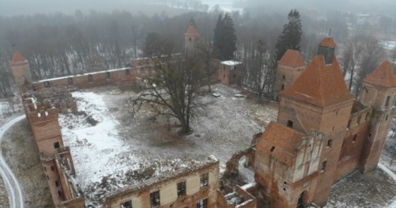 1 mln 830 tysięcy złotych - taka oferta zwyciężyła w licytacji komorniczej gotyckiego zamku w warmińsko-mazurskim Szymbarku. Nowy właściciel planuje przywrócić temu miejscu dawny blask, łącząc funkcję historyczną z komercyjną.