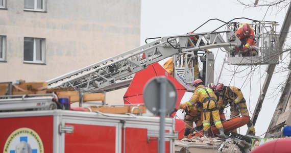 Śledczy z Poznania potwierdzają doniesienia RMF FM. W miejscu zawalonej kamienicy w Poznaniu trwa poszukiwanie ewentualnego narzędzia zbrodni. "Na jednym z ciał odnalezionych w gruzowisku po zawalonej w niedzielę kamienicy, stwierdzono obrażenia, które biegli jednoznacznie określili jako obrażenia zadane przez osoby trzecie" - powiedziała wcześniej rzeczniczka Prokuratury Okręgowej w Poznaniu Magdalena Mazur-Prus. Jak dodała, w związku z tymi ustaleniami "jest uzasadnione podejrzenie, że ta osoba została zamordowana, a wybuch mógł być konsekwencją ukrycia takiego przestępstwa". Rzeczniczka zaznaczyła jednocześnie, że jest to jedna z hipotez branych pod uwagę, "na podstawie przede wszystkim wstępnej opinii biegłych i wyników sekcji zwłok".