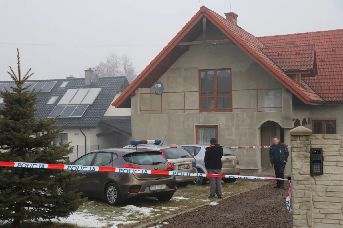Rodzinna tragedia w Zelczynie koło Krakowa. Dzisiaj wczesnym rankiem 41-letni mężczyzna po powrocie z pracy znalazł w domu ciała żony i trójki dzieci...